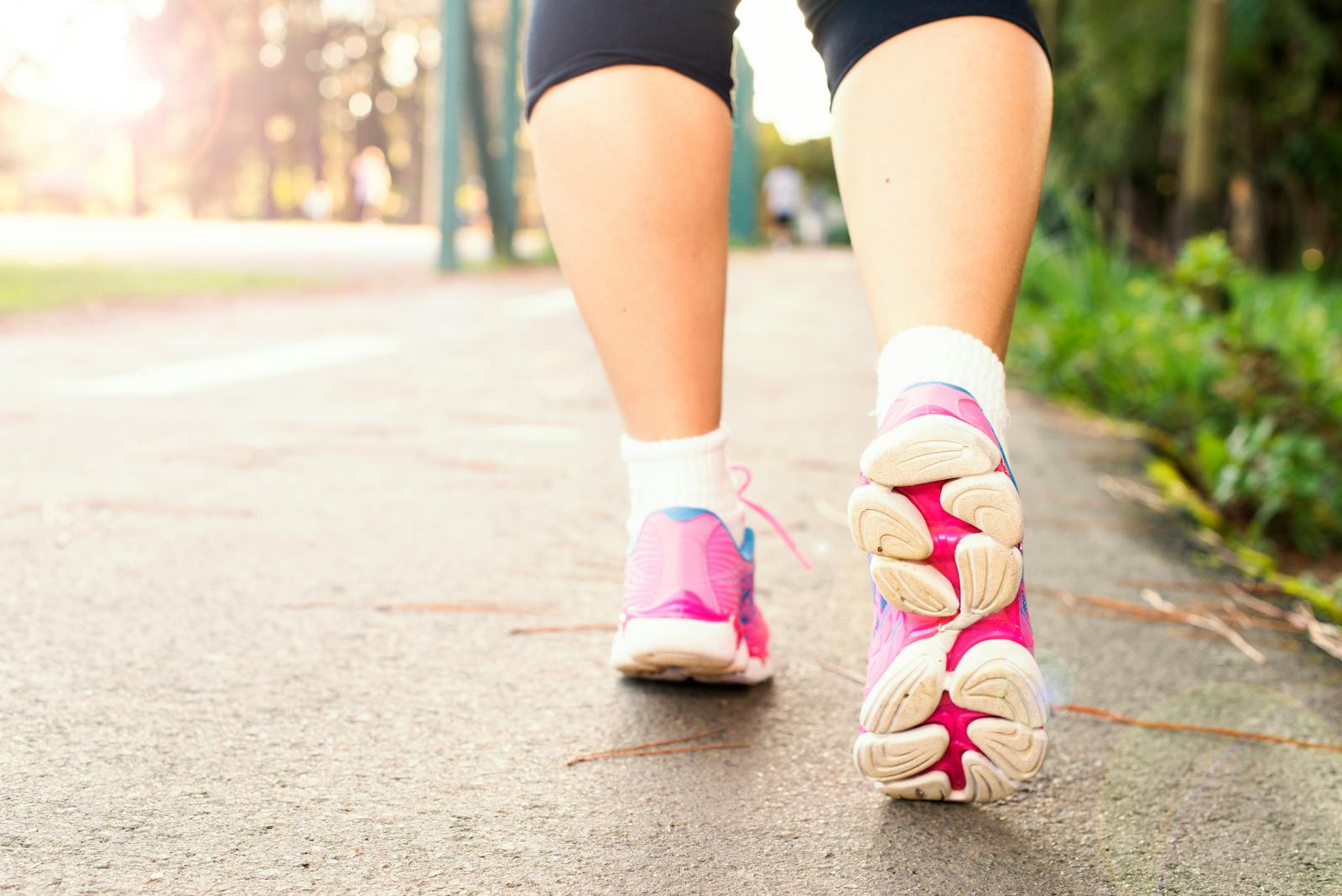 La marche dynamique est un excellent moyen de brûler des calories et de favoriser la perte de masse grasse.