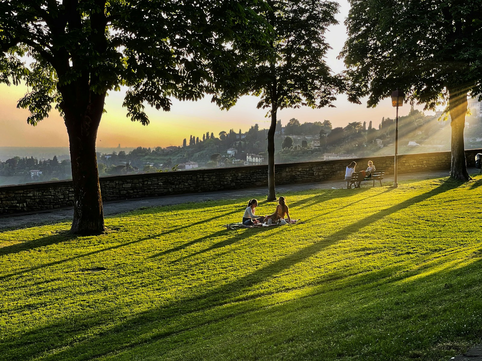 Les Mura Veneziane, les remparts qui entourent la Città Alta, offrent une promenade incontournable au coucher du soleil.