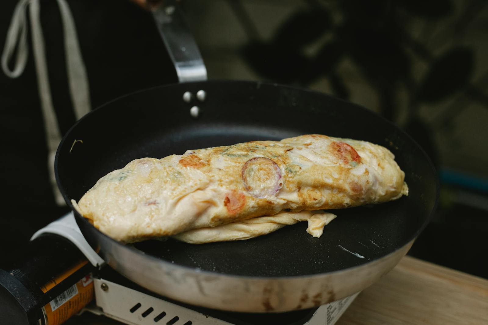 Les résidus alimentaires qui adhèrent à la poêle peuvent être difficiles à enlever sans frotter excessivement.