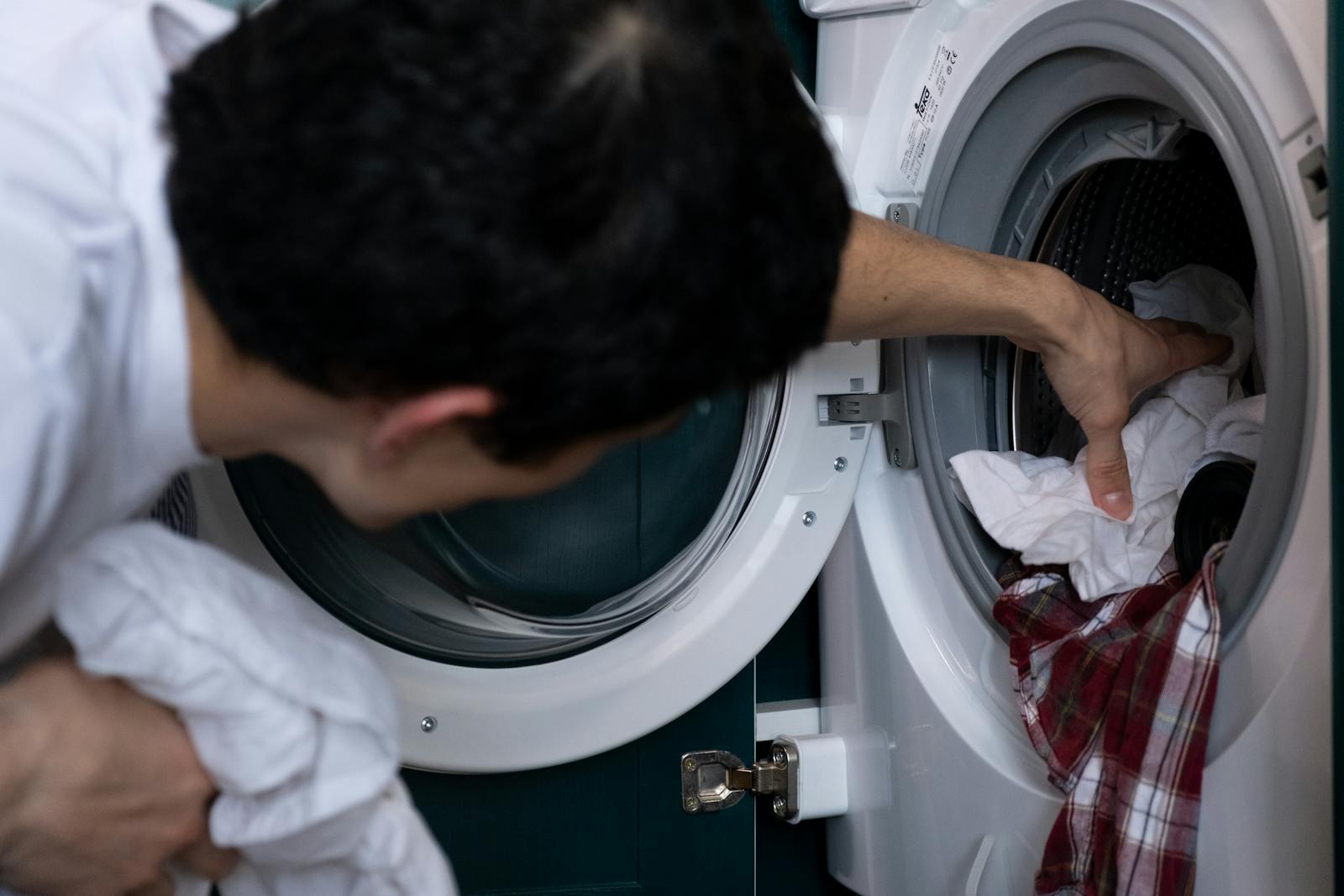 L’utilisation d’une lessive inadaptée ou en trop grande quantité peut également être à l’origine d’odeurs désagréables sur le linge.