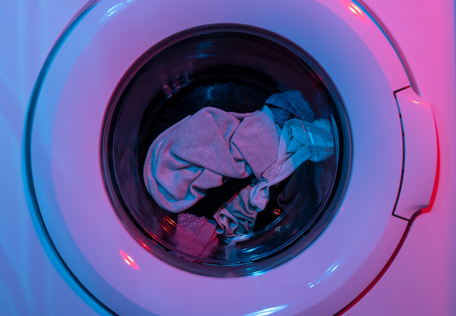 Même si le linge sort propre de la machine, il peut rapidement absorber des odeurs désagréables si l’appareil n’est pas bien entretenu.