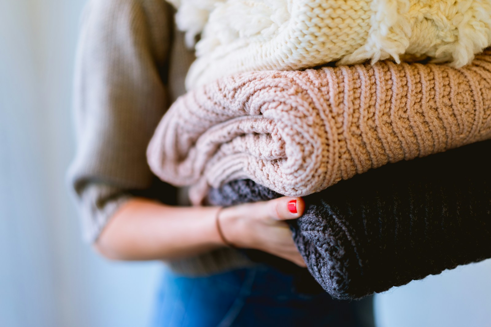 Si vous cherchez à rétrécir un pull de manière plus contrôlée, la combinaison d’un bain d’eau chaude et d’un séchage à plat peut être une solution efficace.