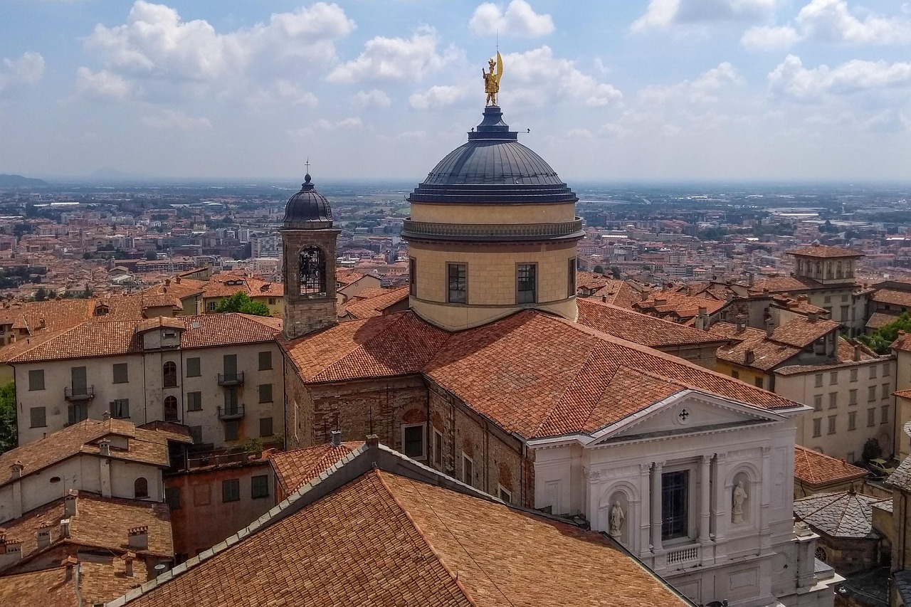 Véritable joyau de la Città Alta, la Piazza Vecchia est l’une des plus belles places d’Italie