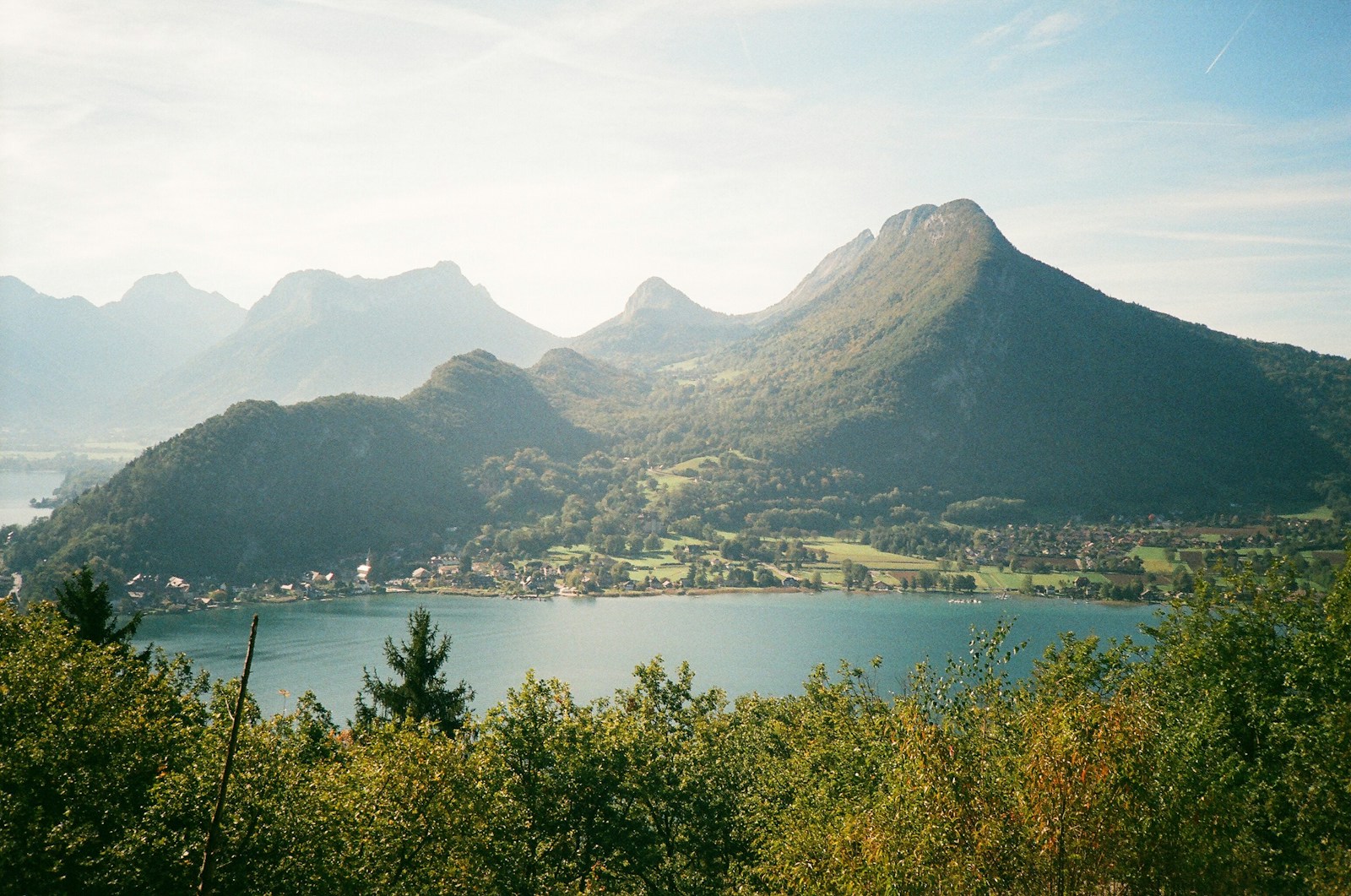 À seulement 15 minutes d’Annecy, Talloires est un village enchanteur bordant le lac. Réputé pour ses hôtels de charme et ses restaurants gastronomiques, il séduit aussi par ses paysages idylliques.