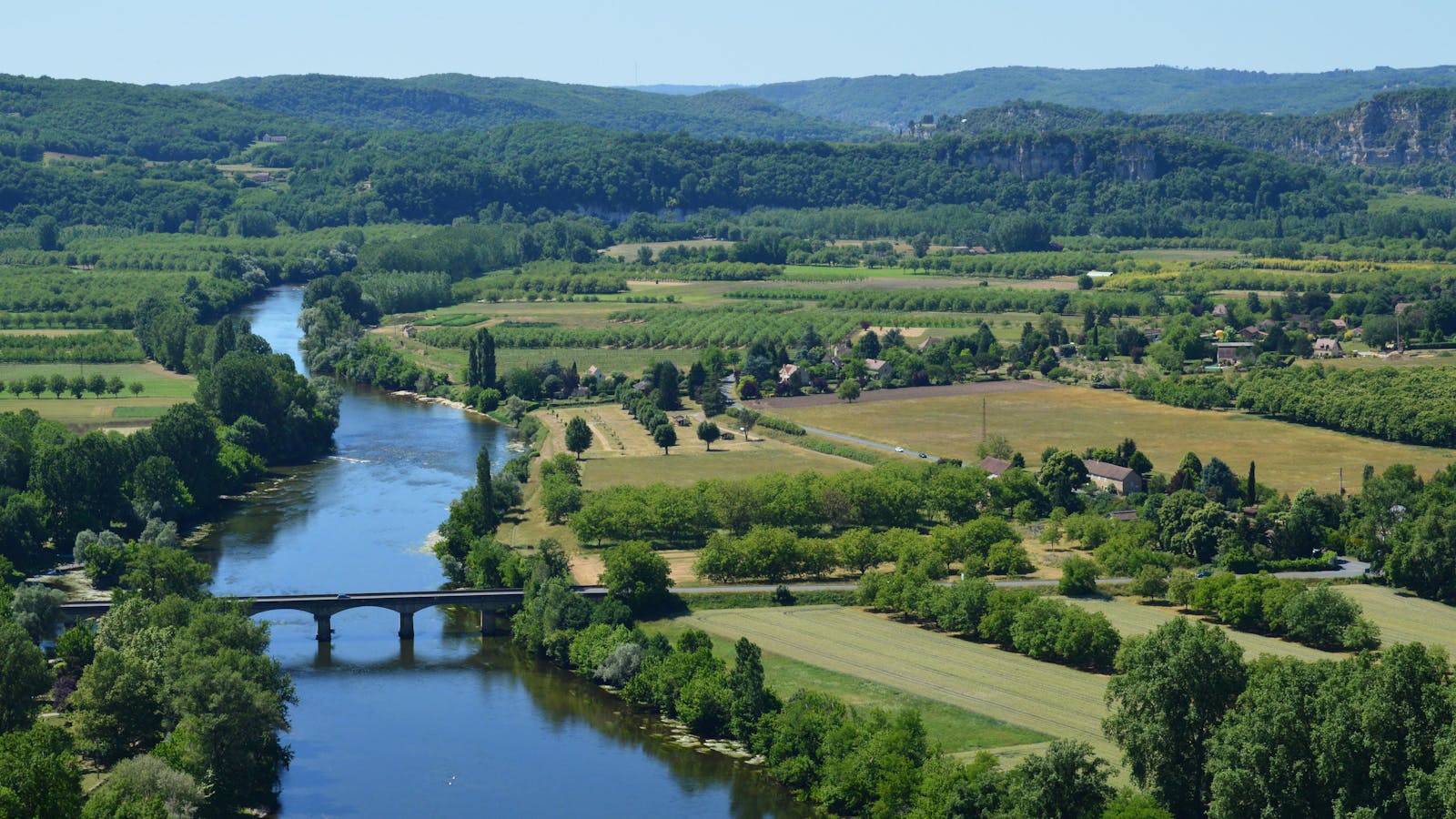 Au-delà des pierres et des fresques, le Périgord est aussi le berceau de traditions vivantes, où fêtes et marchés perpétuent une culture locale vibrante.