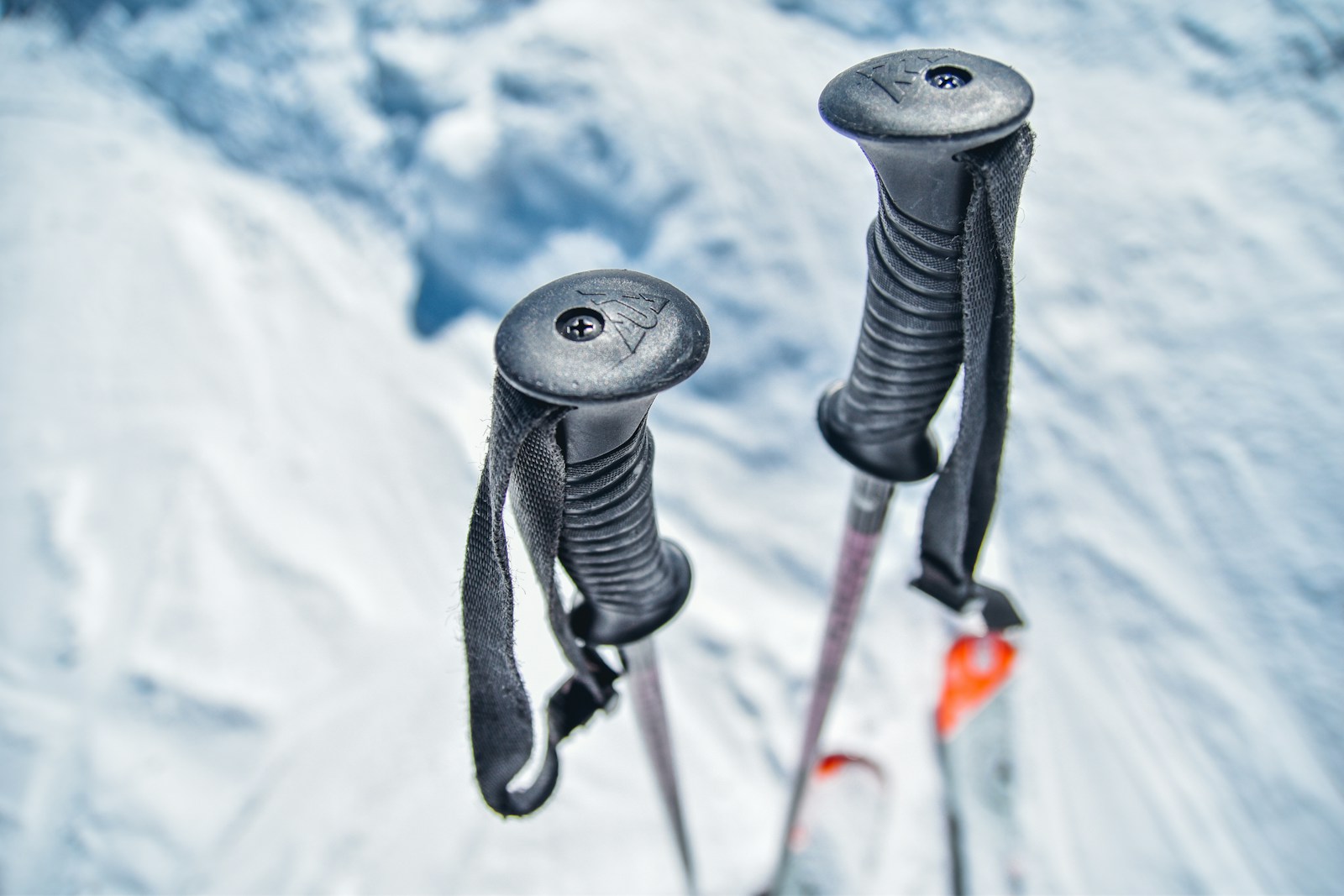 Au-delà du cadre et des sensations, le ski et le ski freeride se distinguent également par des différences techniques notables, notamment au niveau de l’équipement et de la technique de glisse.