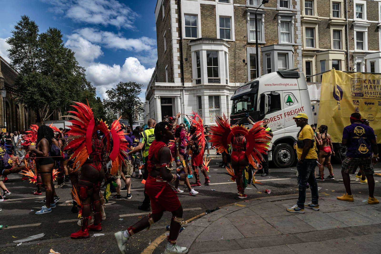 Chaque dernier week-end d’août, Notting Hill célèbre son riche héritage multiculturel en organisant le Carnaval de Notting Hill, inspiré des traditions caribéennes.