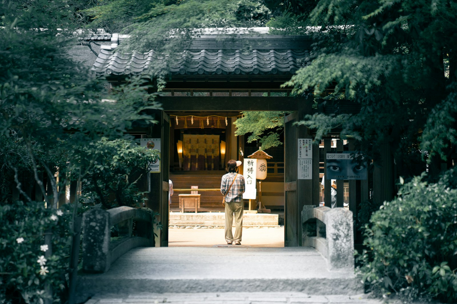 Comme tout lieu sacré, les sanctuaires et temples japonais imposent un certain code de conduite que les visiteurs doivent respecter.