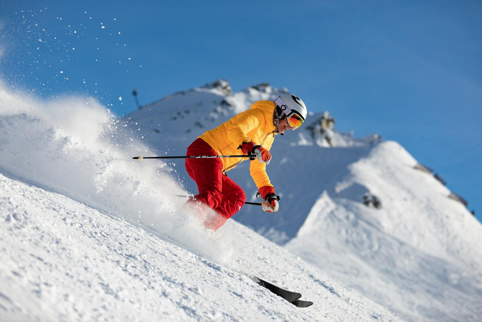 Contrairement au ski alpin, le ski freeride se pratique hors des sentiers battus.