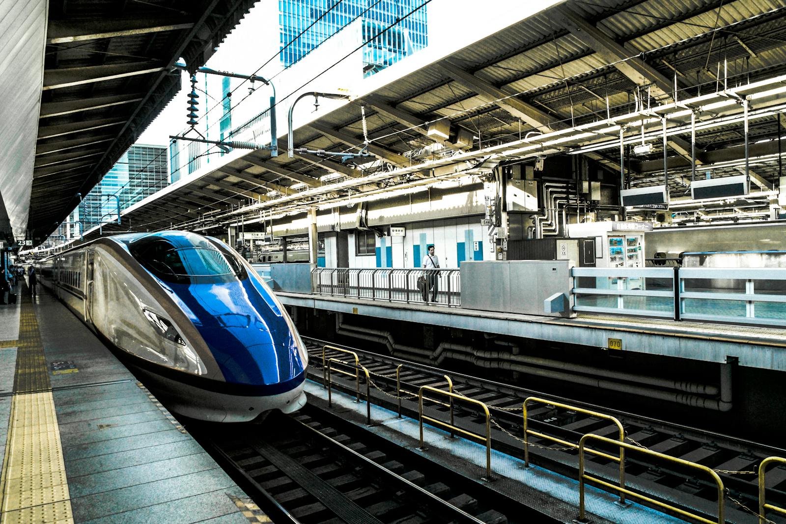 En Asie, le train à grande vitesse Shinkansen au Japon n’est pas seulement un modèle d’efficacité et de ponctualité, mais il offre également des vues imprenables sur les paysages japonais