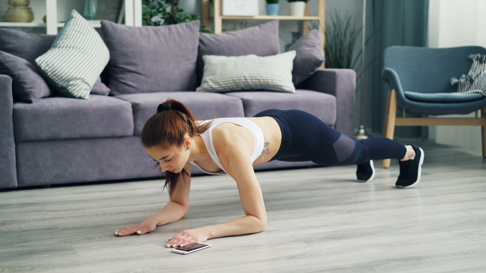 En plus des exercices cardiovasculaires, il est crucial d'incorporer des mouvements de renforcement musculaire pour tonifier la région abdominale.