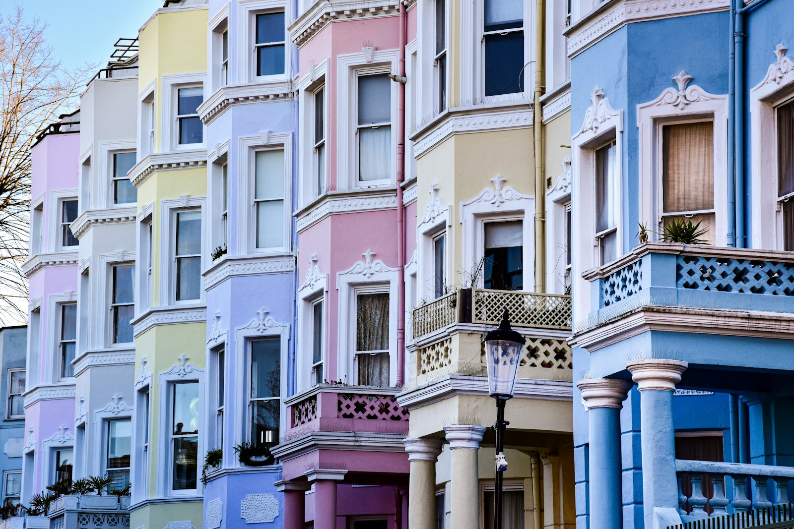 Il est impensable de visiter Notting Hill sans s'émerveiller devant les célèbres façades pastel des maisons victoriennes, devenues icônes du quartier.