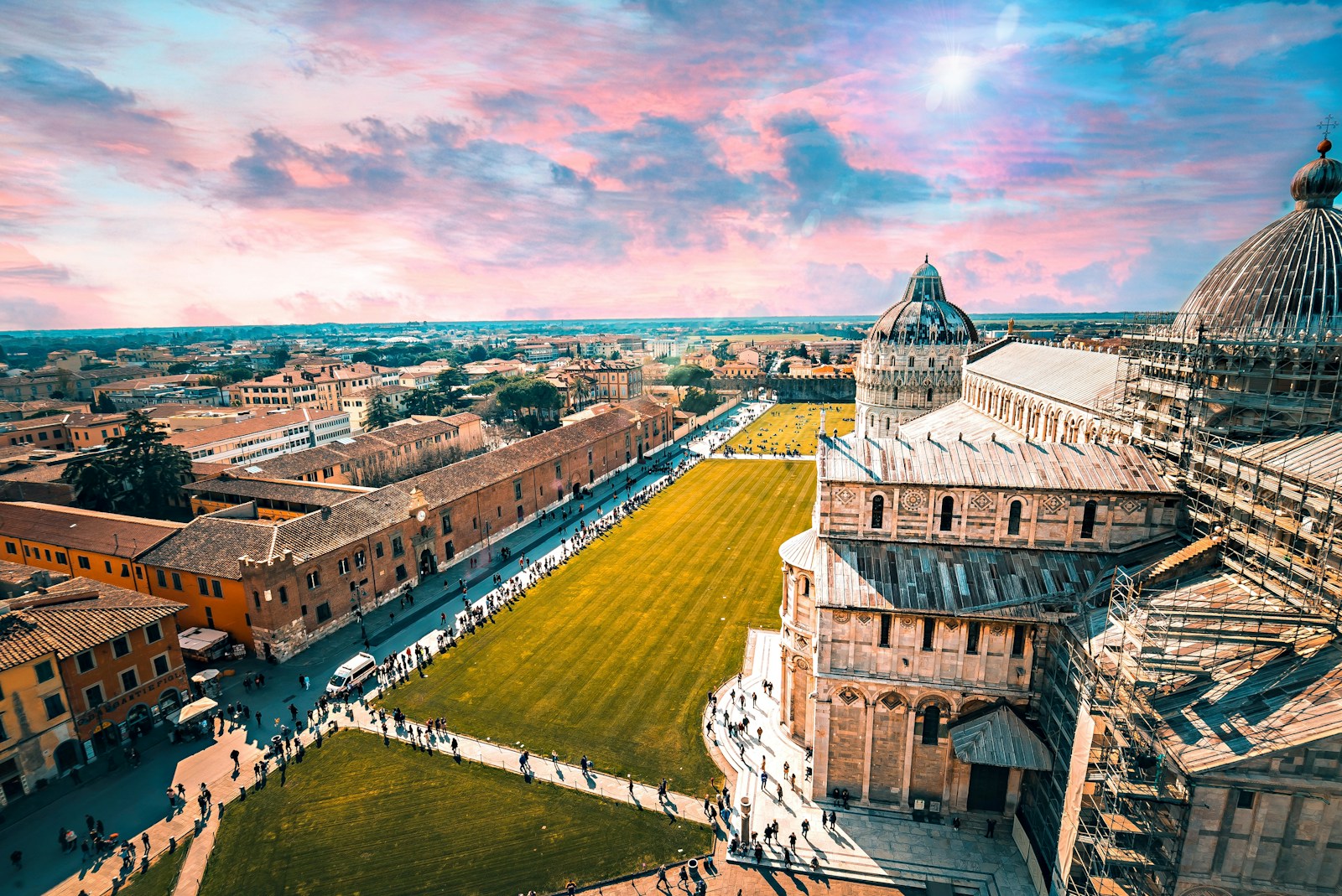 Juste à côté de la tour se dresse la majestueuse Cathédrale Notre-Dame de l’Assomption, ou Duomo di Pisa.