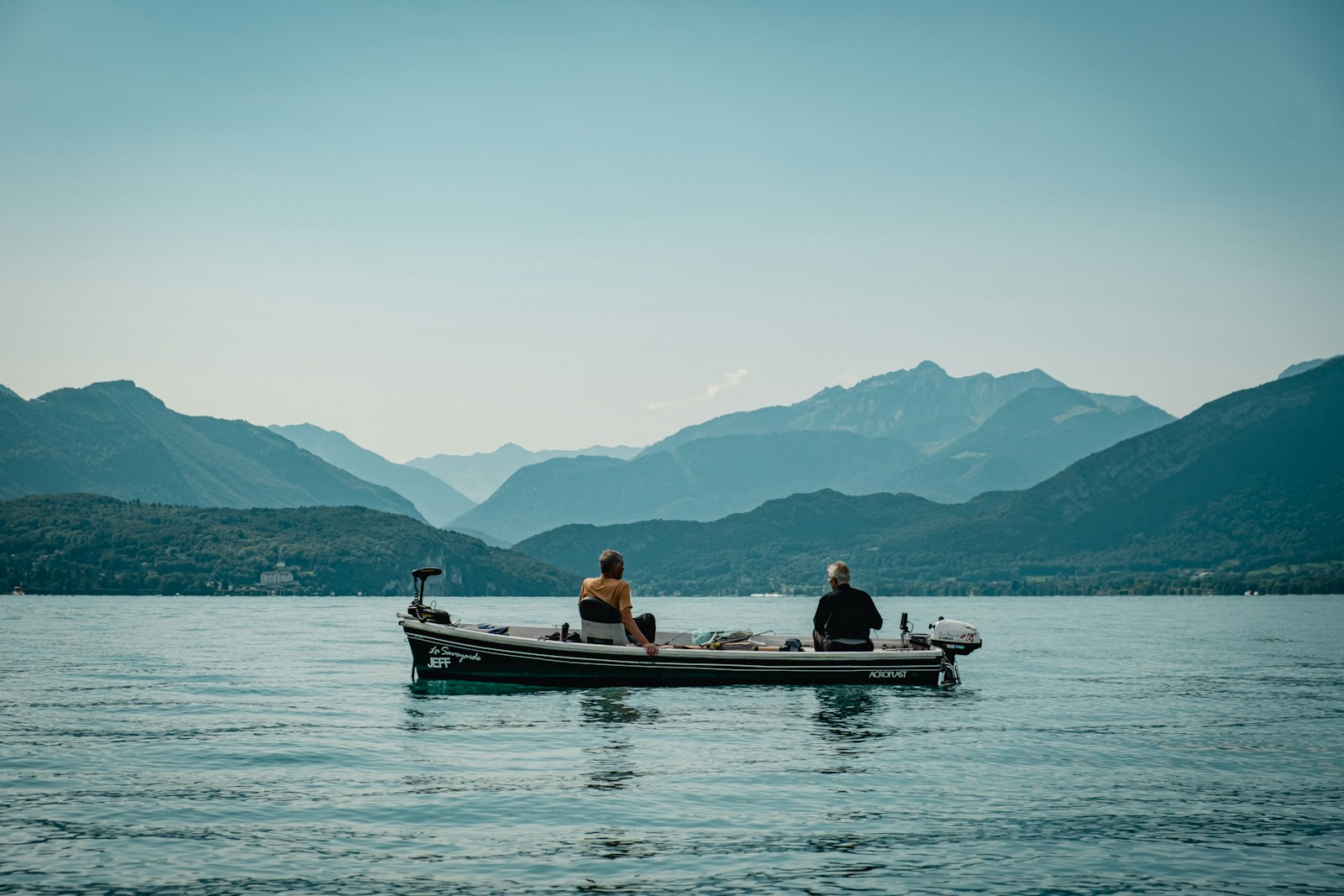 lac d’Annecy avec les montagnes en arrière-plan