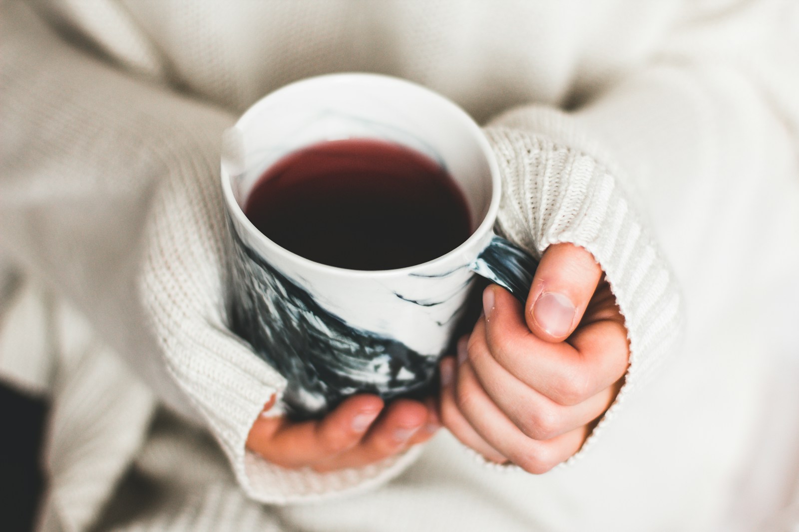 Le thé, en particulier certaines variétés comme le thé vert et le thé au gingembre, est reconnu pour son effet positif sur la digestion.