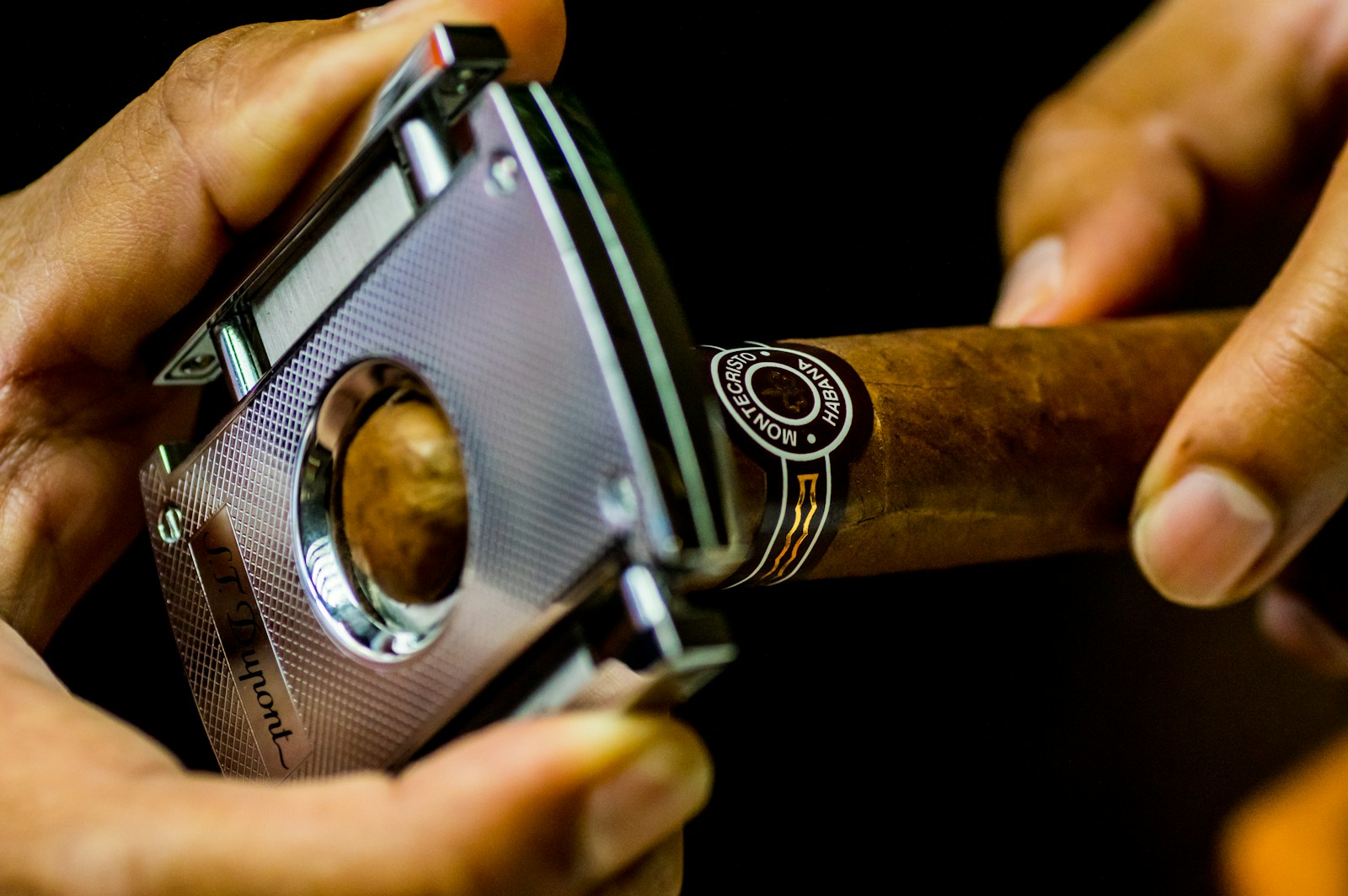 Plusieurs outils existent pour couper efficacement un cigare, chacun ayant ses adeptes selon les préférences et les habitudes de consommation.