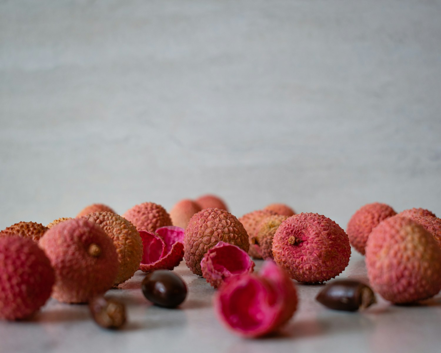 Si vous souhaitez cultiver un litchi à partir d’un fruit, la première étape consiste à faire germer son noyau.