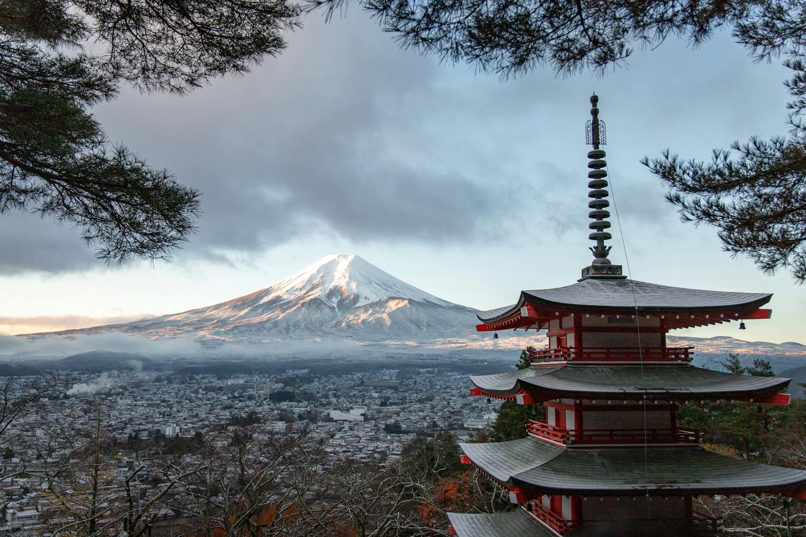 Si vous visitez le Japon, certains sanctuaires et temples emblématiques méritent particulièrement le détour.