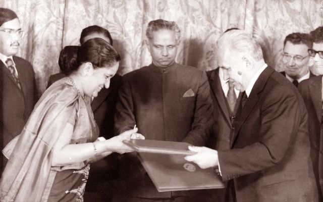 En 1960, Sirimavo Bandaranaike marque l'histoire en devenant la toute première femme Première ministre