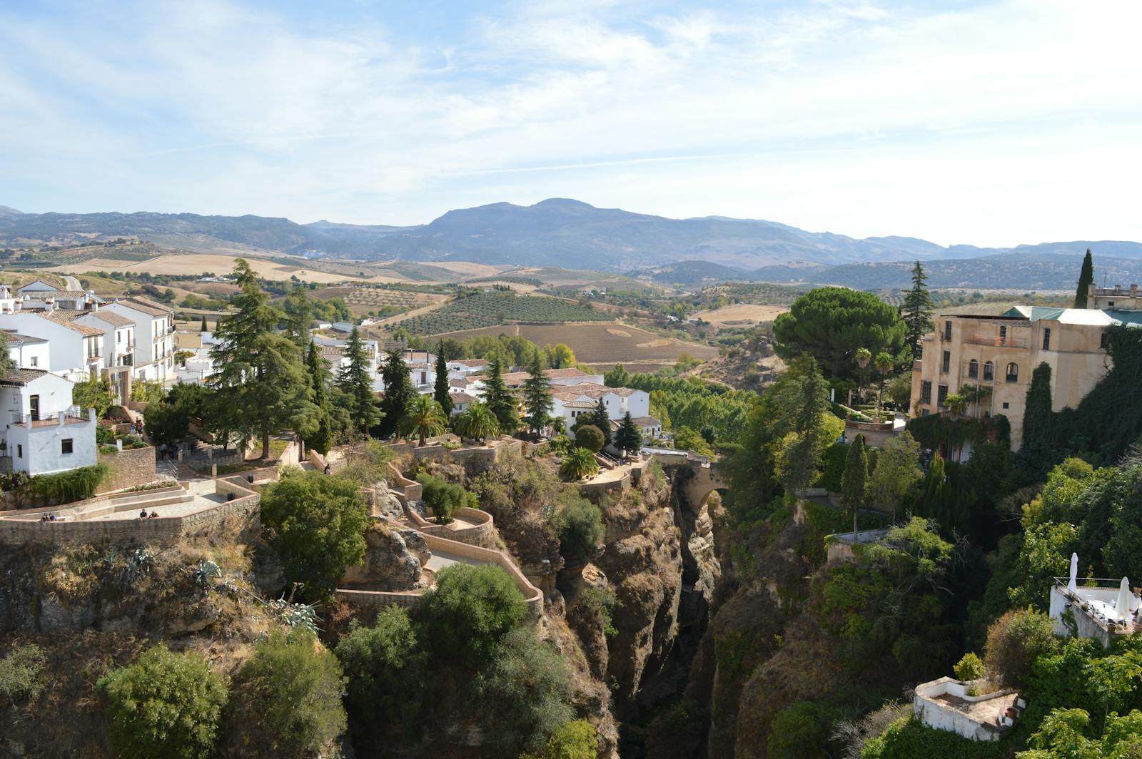 Surplombant la célèbre gorge du Tajo, les jardins de Cuenca sont un havre de paix verdoyant offrant des vues imprenables sur la vieille ville et le Puente Nuevo.