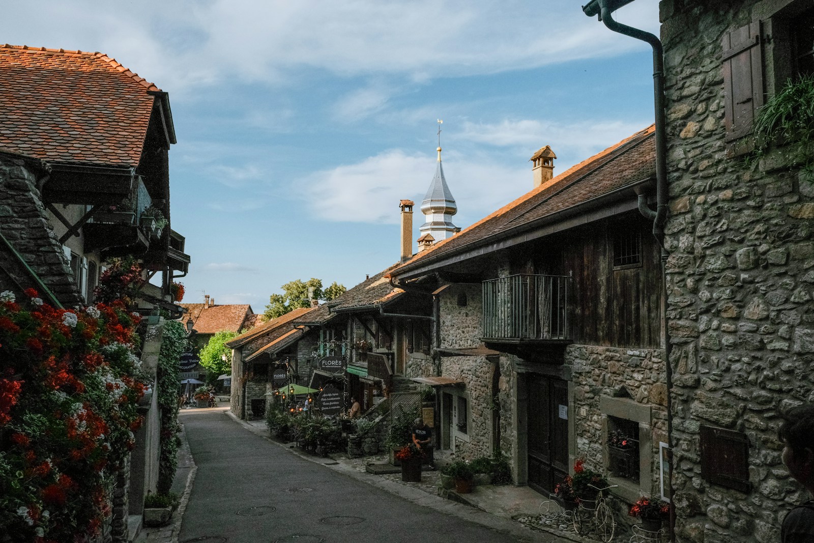 Un peu plus loin, à une heure de route d’Annecy, Yvoire est un bijou médiéval classé parmi les plus beaux villages de France. Avec ses ruelles pavées, ses maisons fleuries et son château dominant le lac Léman, il offre un voyage hors du temps.