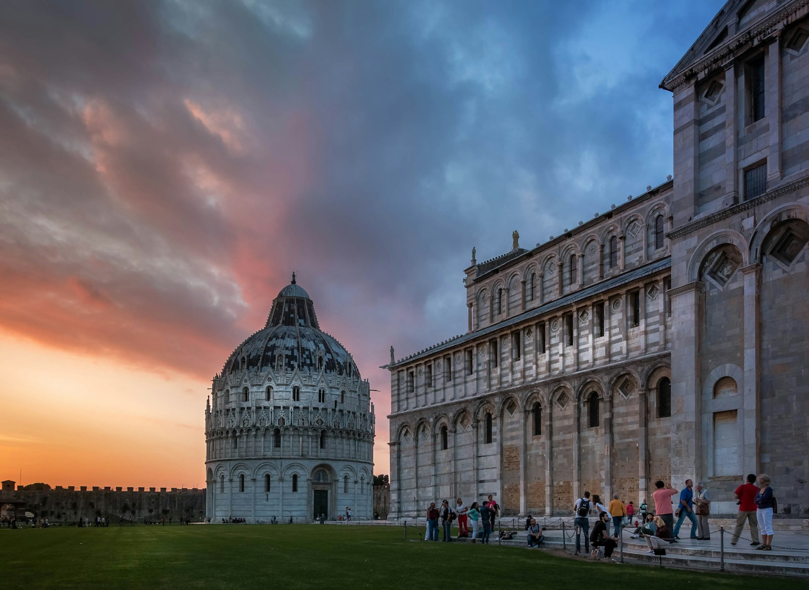 Votre journée s’achève idéalement par une promenade en début de soirée le long des quais de l'Arno, où vous pourrez admirer l'un des plus beaux couchers de soleil de Toscane.